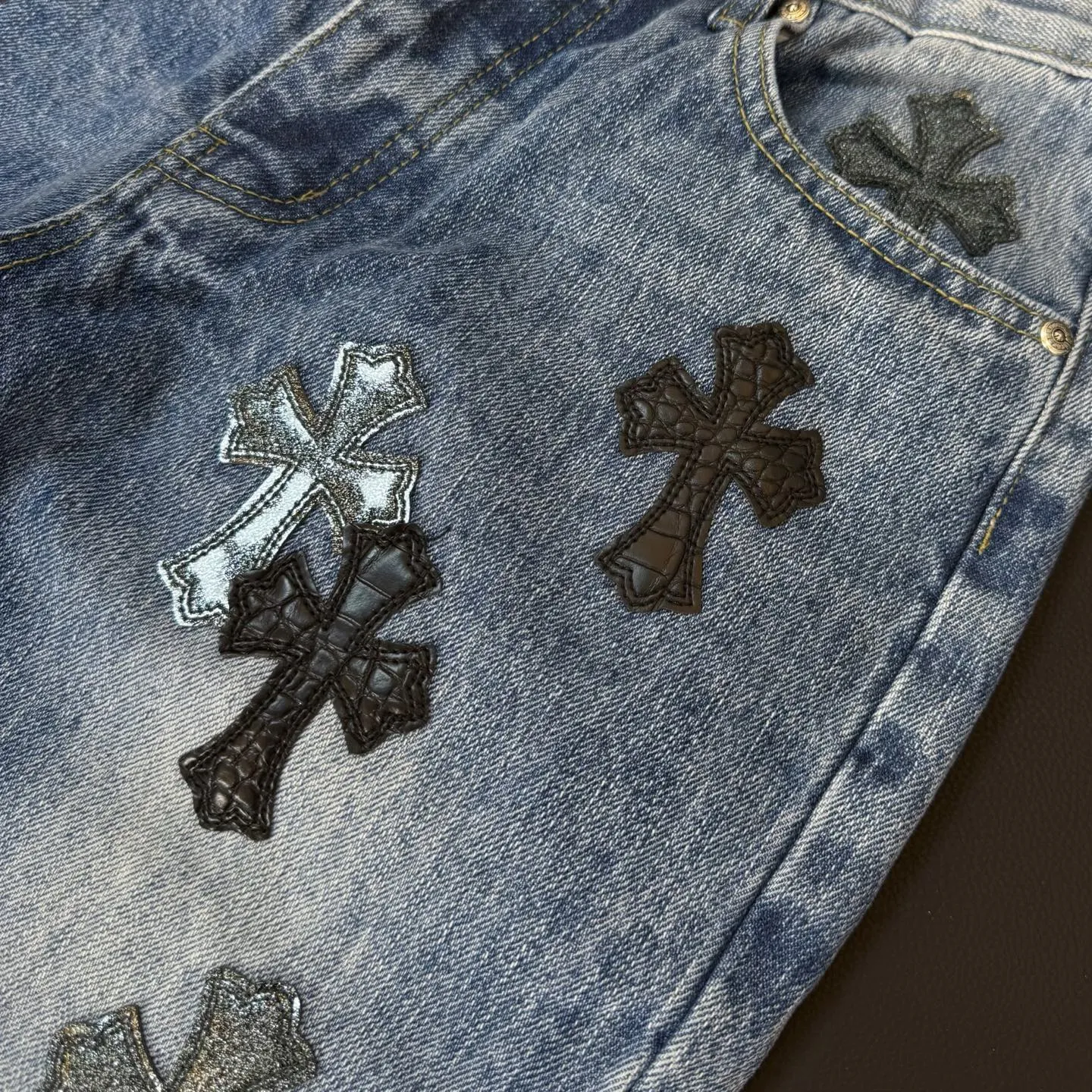 P280 💰Model number: D293 Chrome Hearts Chrome Hearts leather jeans Size: 28, 30, 32, 34, 36 (S-XXL) Color: blue Size reference: Pants length 100 102 104 106 106 Waist 72 76 80 84 88 Recommended weight S (about 110 pounds) M (about 140 pounds) L (about 140 pounds) XL (about 165 pounds) XXL (about 185 pounds)